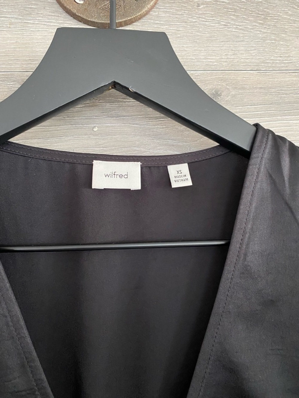 Aritzia Wilfred Wistful Blouse Black - Picture 4 of 6